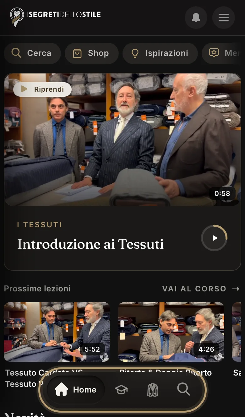 Sul telefono, la barra in basso con Home, Corsi, Outfit e Cerca